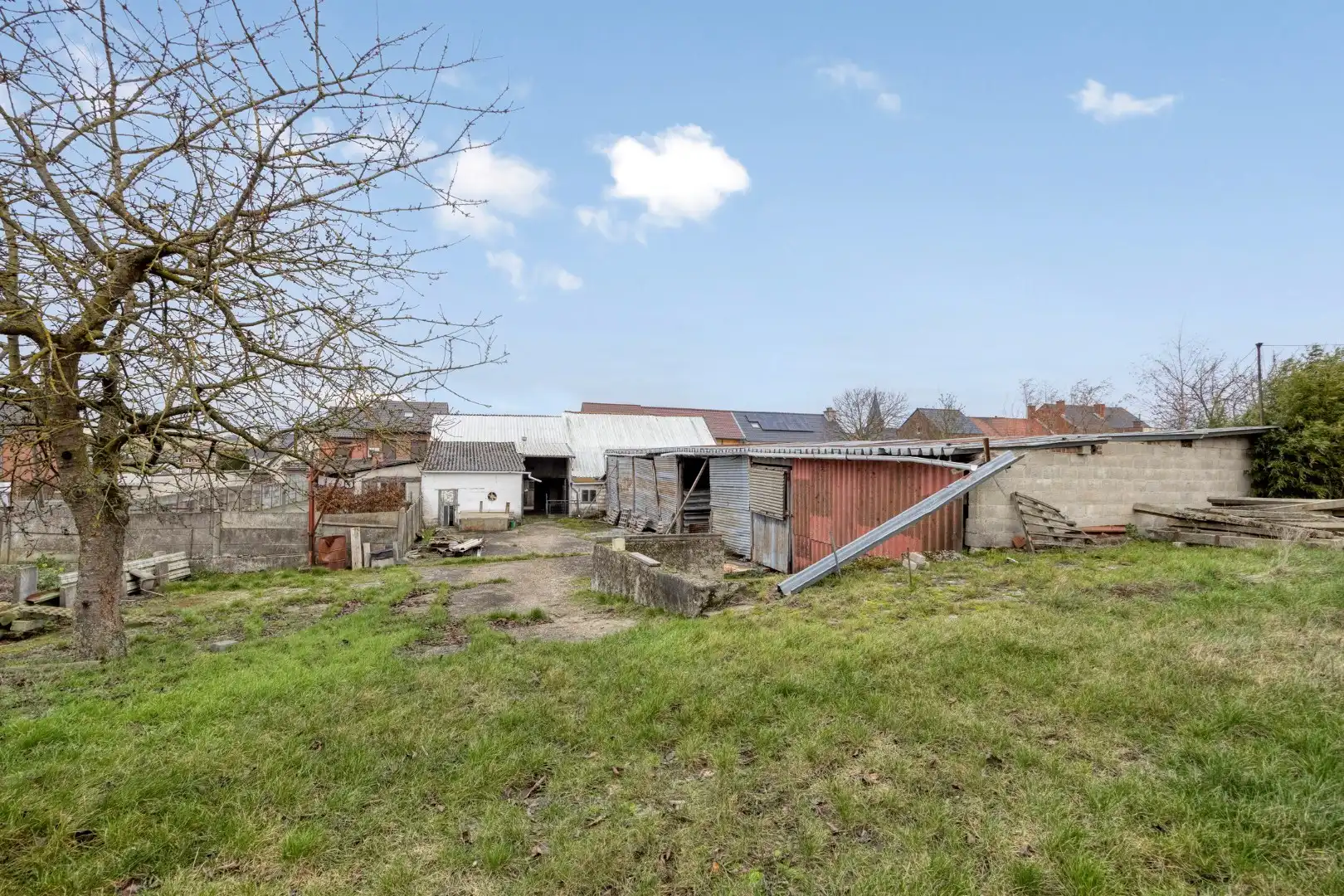Hoeve met binnenkoer, stallen en tuin in landelijke dorpsligging te Nerem foto 3