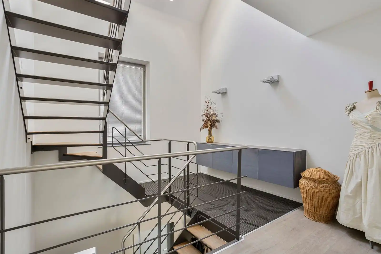 Ruime woning (4slpk) met handelsruimte en magazijn op toplocatie in Halle foto 9