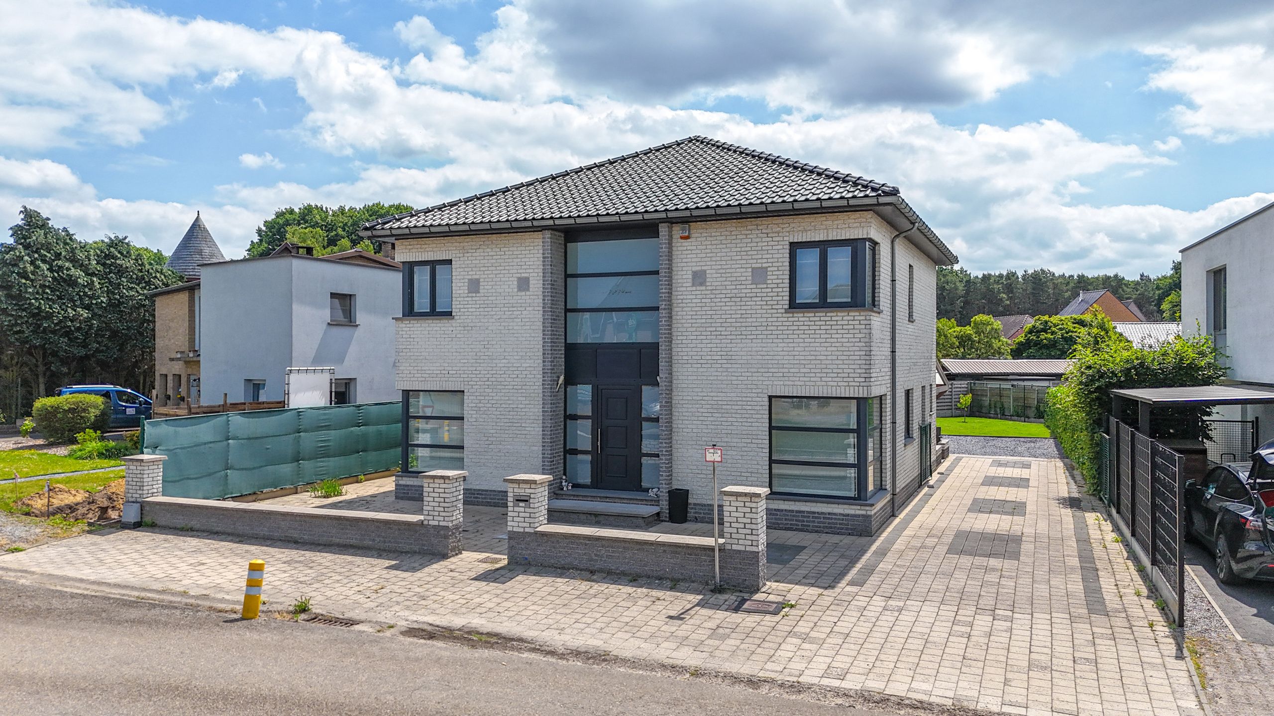 Ruime woning van 285m² met 5 slpks en apart bureel ruimte!  foto {{pictureIndex}}