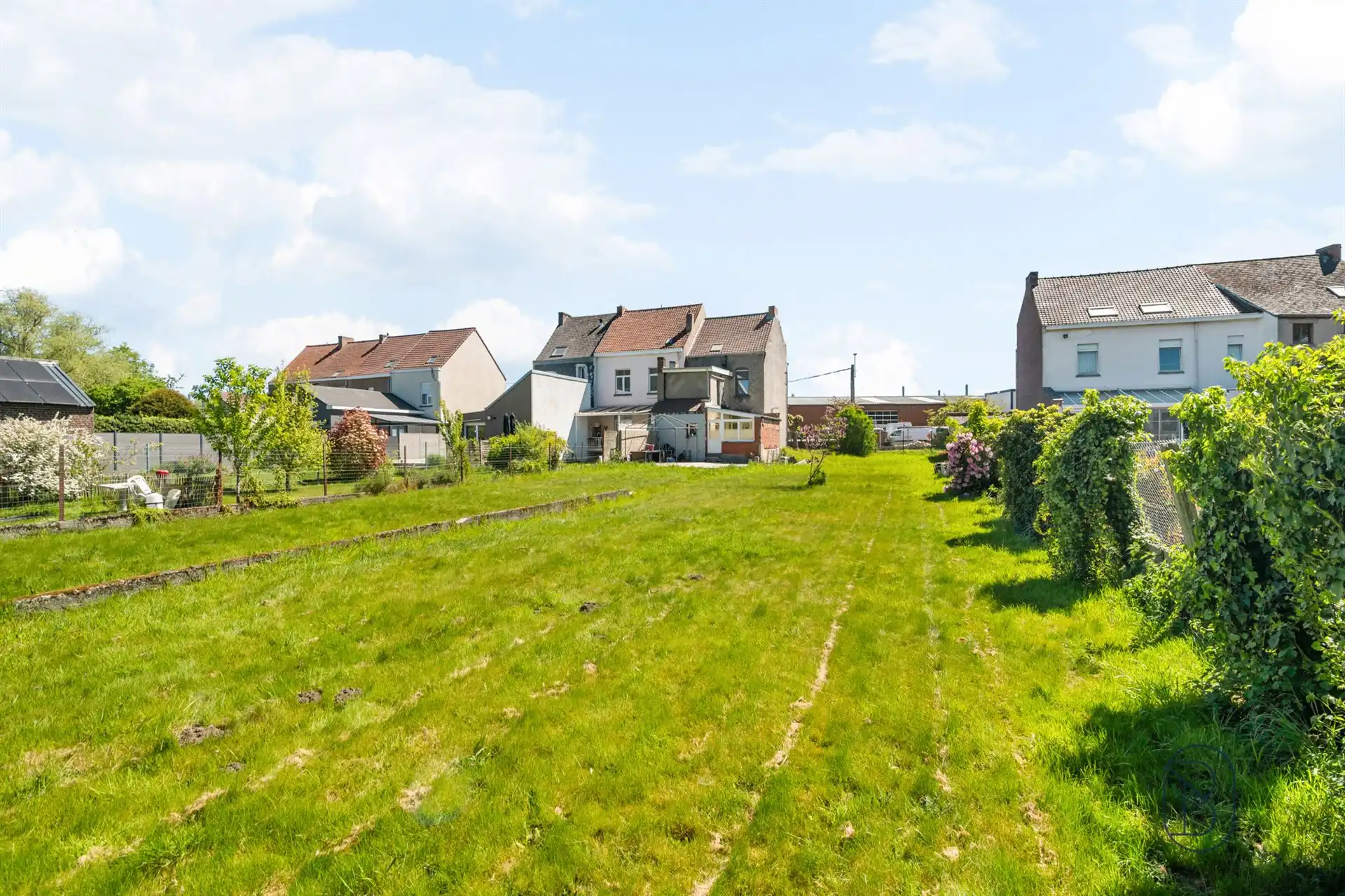 3-gevelwoning met grote tuin, dicht bij alle voorzieningen! foto 3