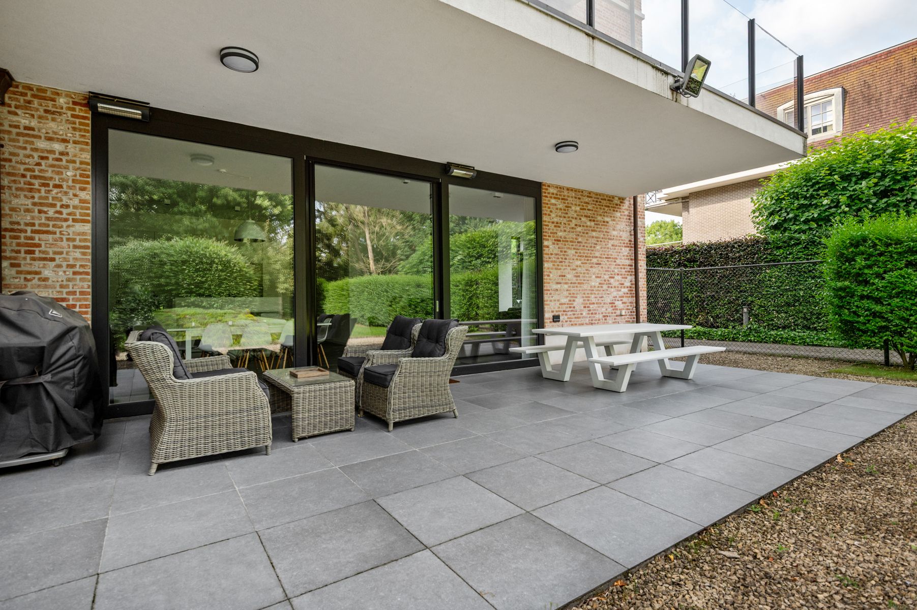 Luxe gelijkvloersapp. met ondergrondse parking en tuin. foto 3