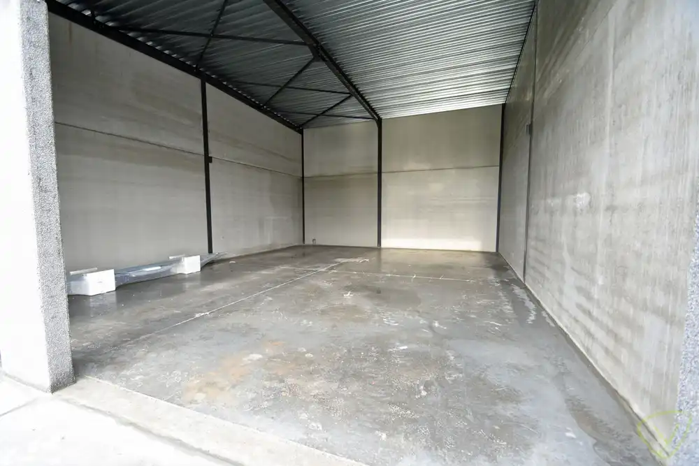 Goed gelegen magazijn te huur in de dorpskern van Bentille! foto 3