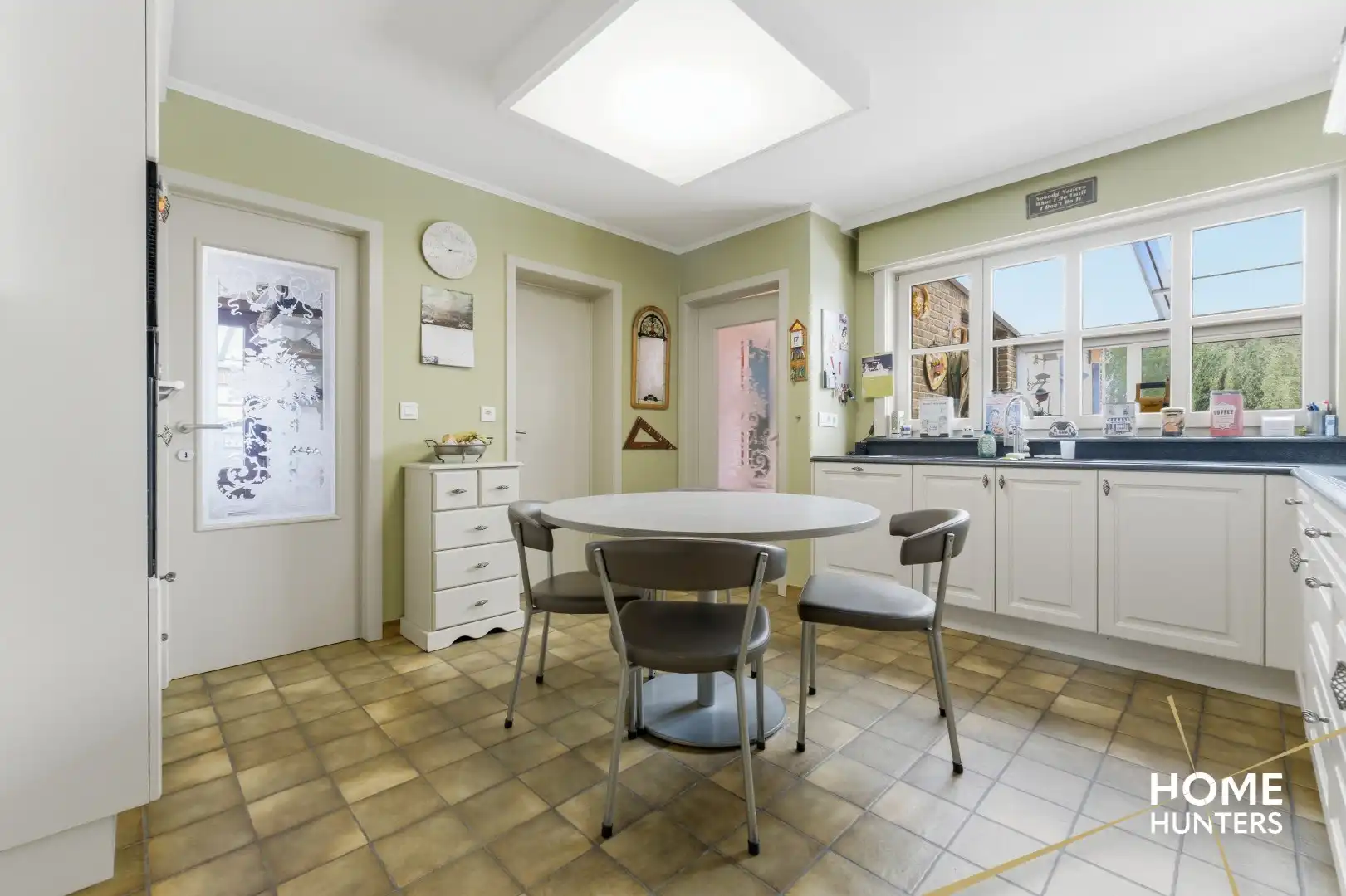 Instapklare villa met 5 slaapkamers, een ruime garage en een prachtige tuin te Dikkebus foto 9