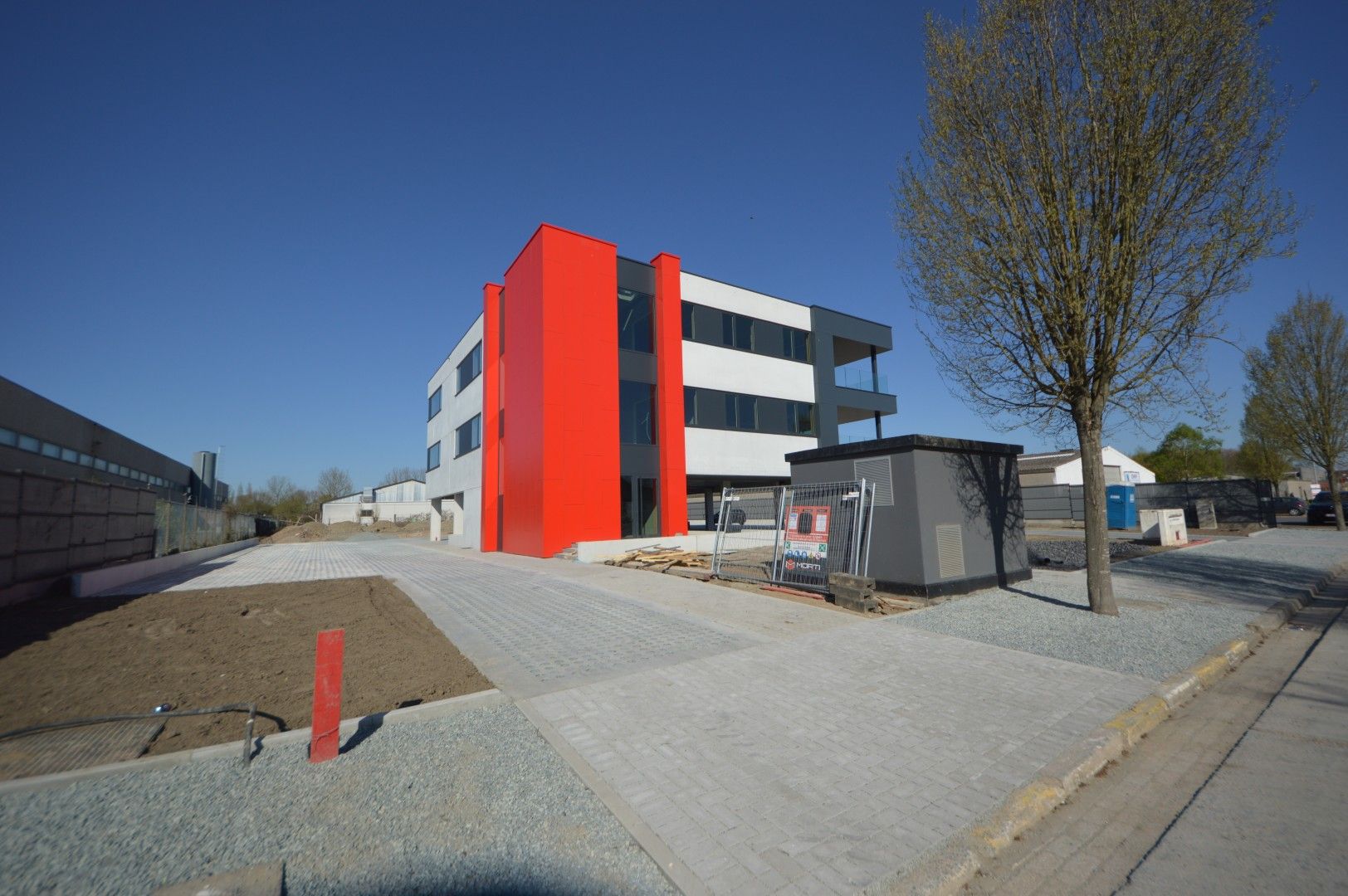 NIEUWBOUWKANTOREN MET PARKING NABIJ E40 foto 8