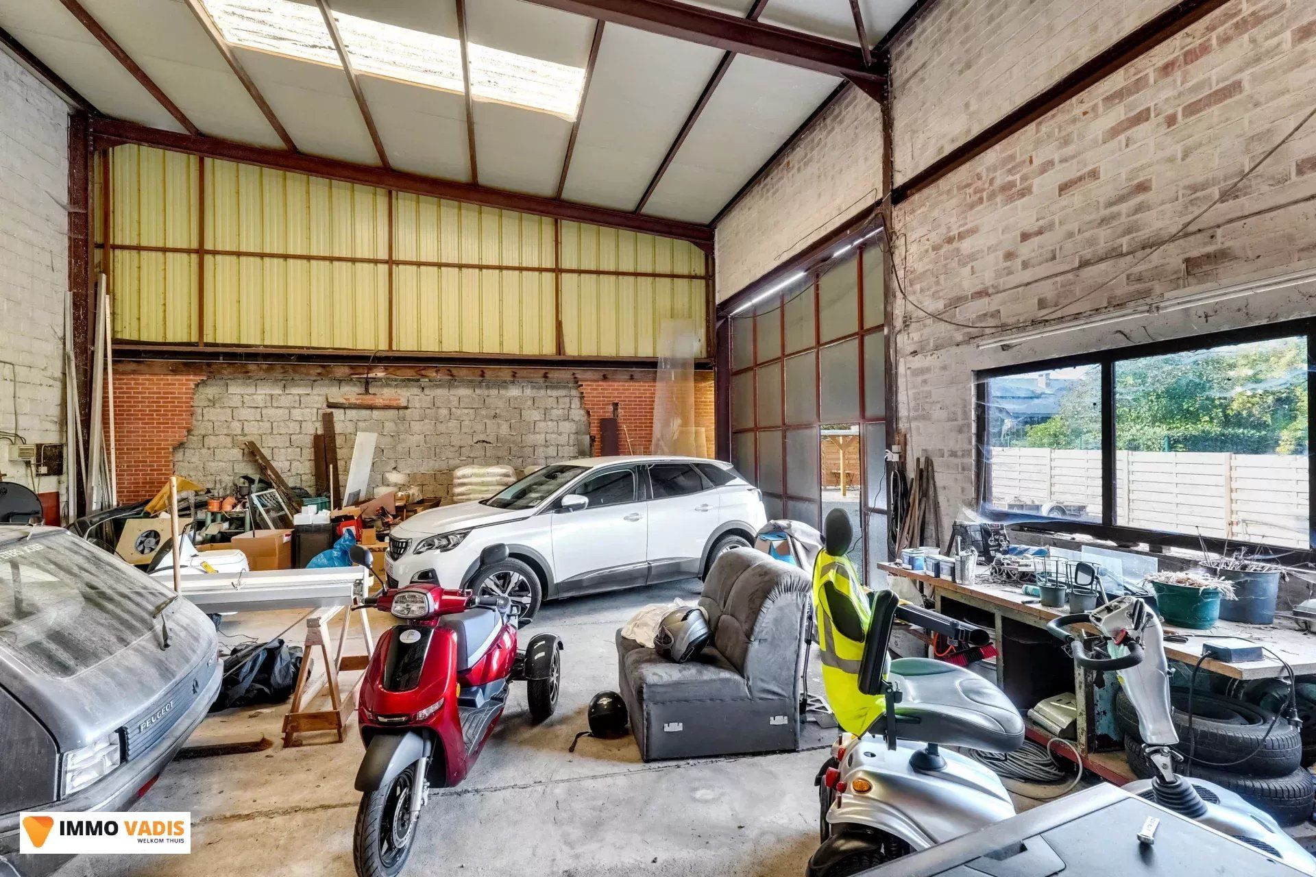 Te koop op lijfrente - Comfortabele villa met drie slaapkamers, twee garages en een magazijn. foto 28