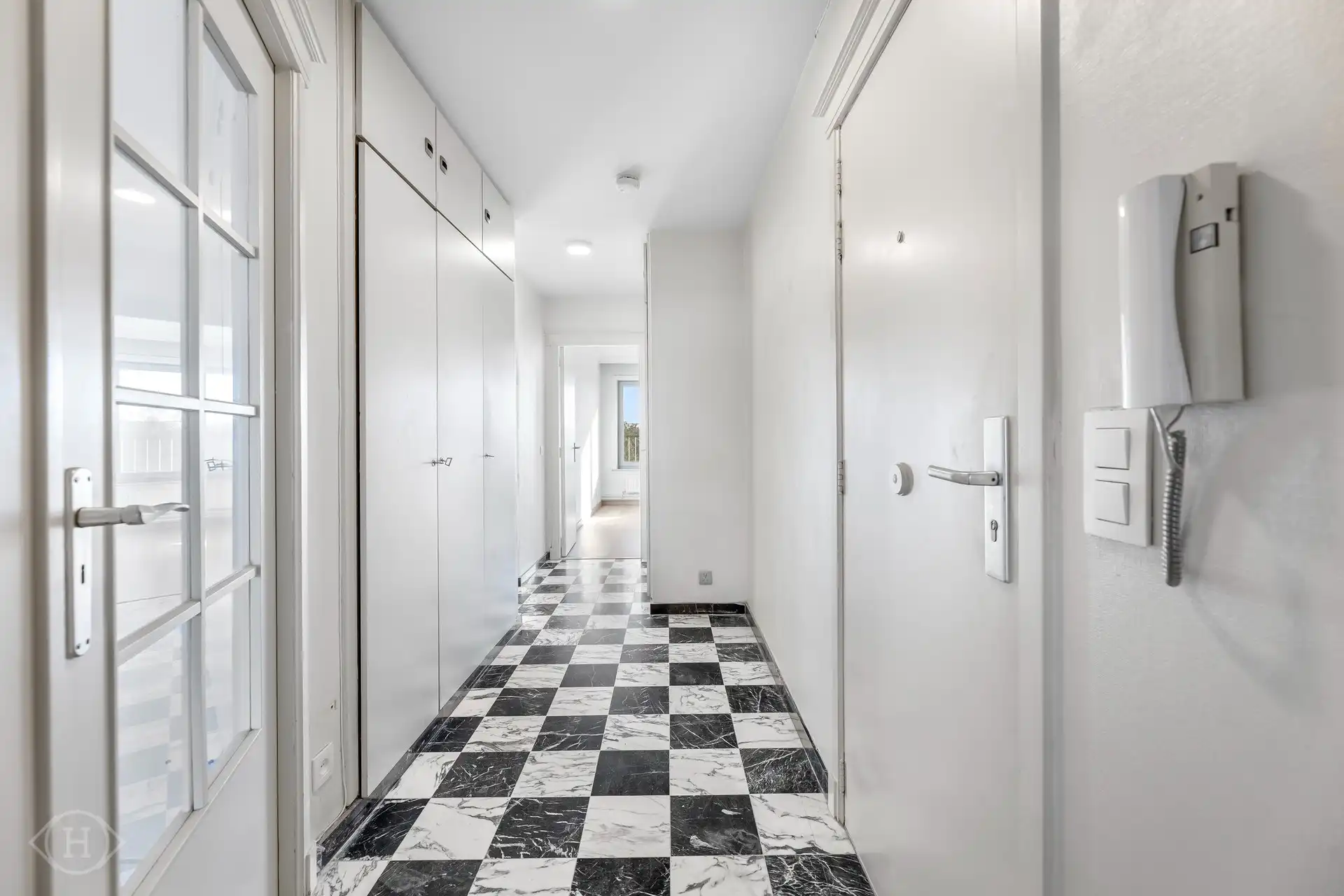Ruim appartement met terras, parking en prachtig uitzicht foto 4