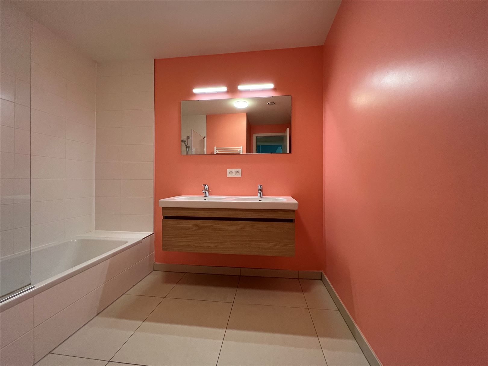 Ruim tweeslaapkamer appartement te huur foto 9