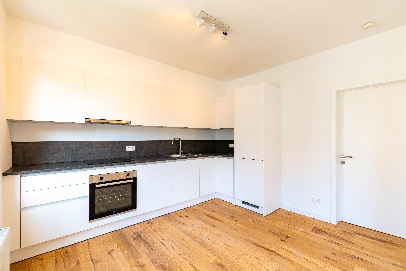 Lichtrijk en modern gerenoveerd appartement op toplocatie!  foto 5