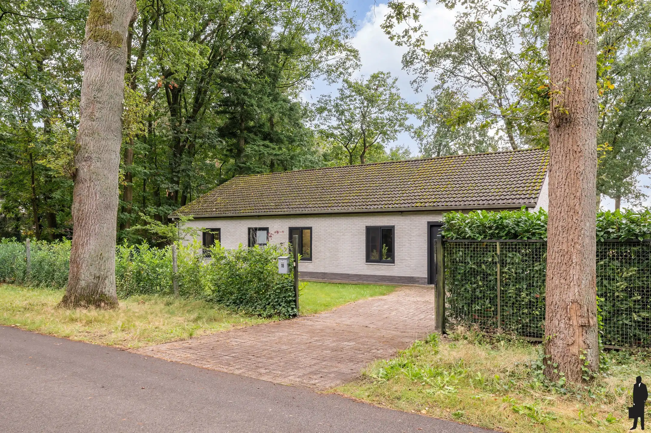 Instapklare villa met 3 ruime slaapkamers in een rustige, groene buurt, vlakbij het centrum van Heide te huren voor 1 jaar! foto {{pictureIndex}}
