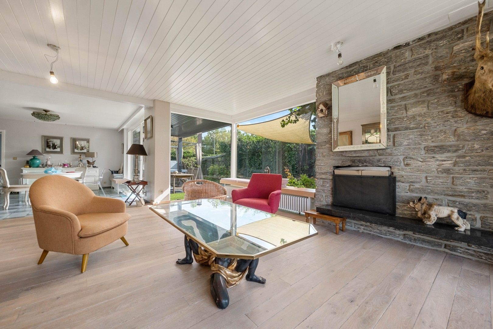 Instapklare bungalowvilla met zwembad en tijdloze architectuur. foto 7