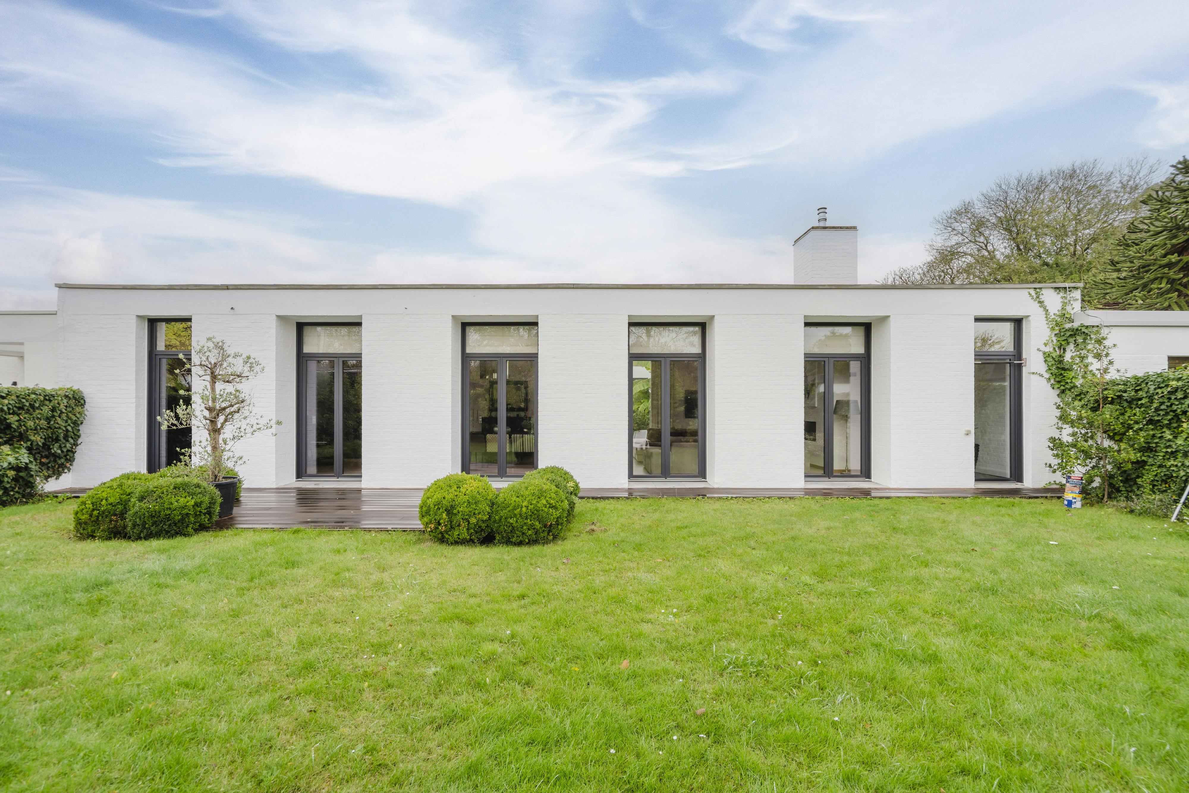 Architecturale patiowoning met tijdloze klasse foto 3