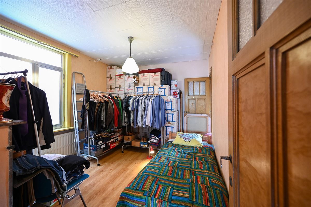 Gelegen in de rustige Voogdijstraat, op wandelafstand van het centrum van Duffel, vind je deze eerlijke, goed onderhouden woning boordevol mogelijkheden. De huidige huurder heeft ze jarenlang met zorg bewoond, maar een frisse wind – en een beetje lie foto 25