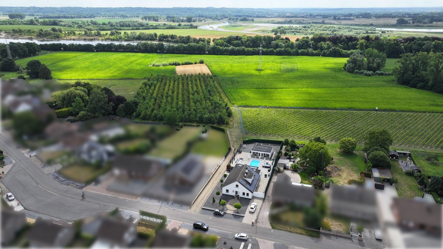 Ruime woning met zwembad en royaal poolhouse, op rustige locatie in Rekem, direct grenzend aan velden foto 11