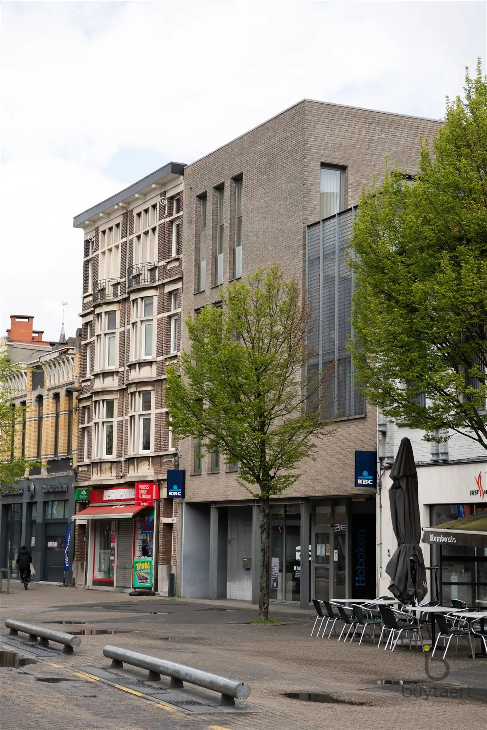 Ruim appartement met vooraan en achteraan terrassen en parking op een pleintje. foto 34