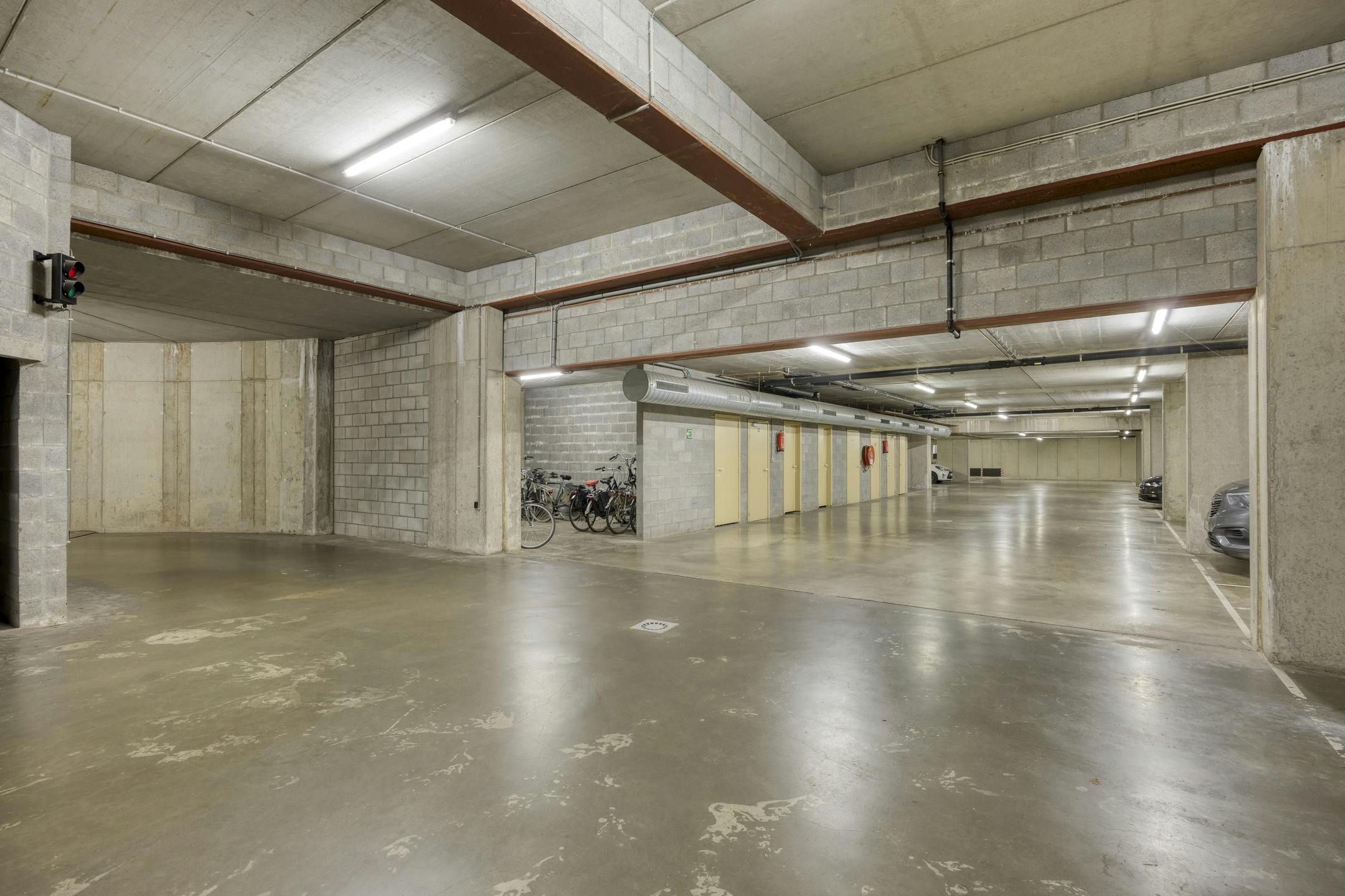 Instapklaar appartement met staanplaats en groot terras nabij centrum Diepenbeek foto 17