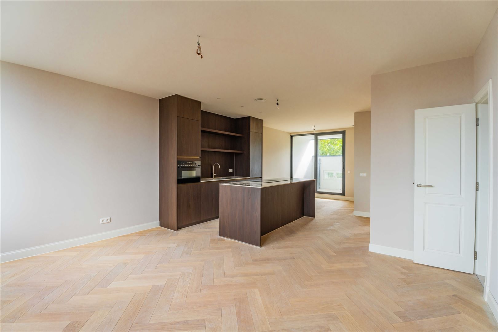 Totaalrenovatie met leuk terras foto 2