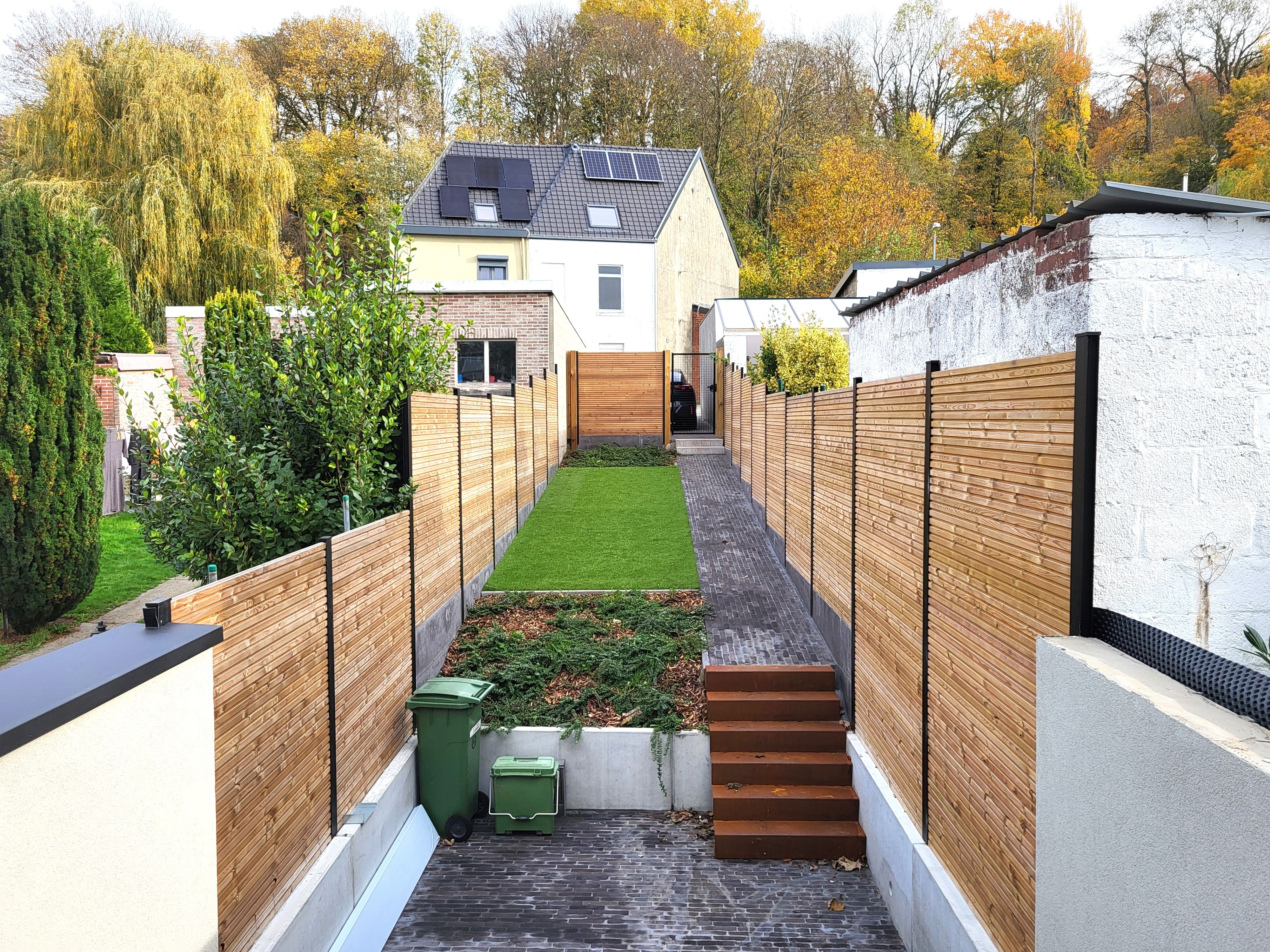 Deze volledig gerenoveerde woning (2025) biedt modern wooncomfort op een centrale ligging in het centrum, met winkels, scholen en openbaar vervoer op wandelafstand.  foto {{pictureIndex}}