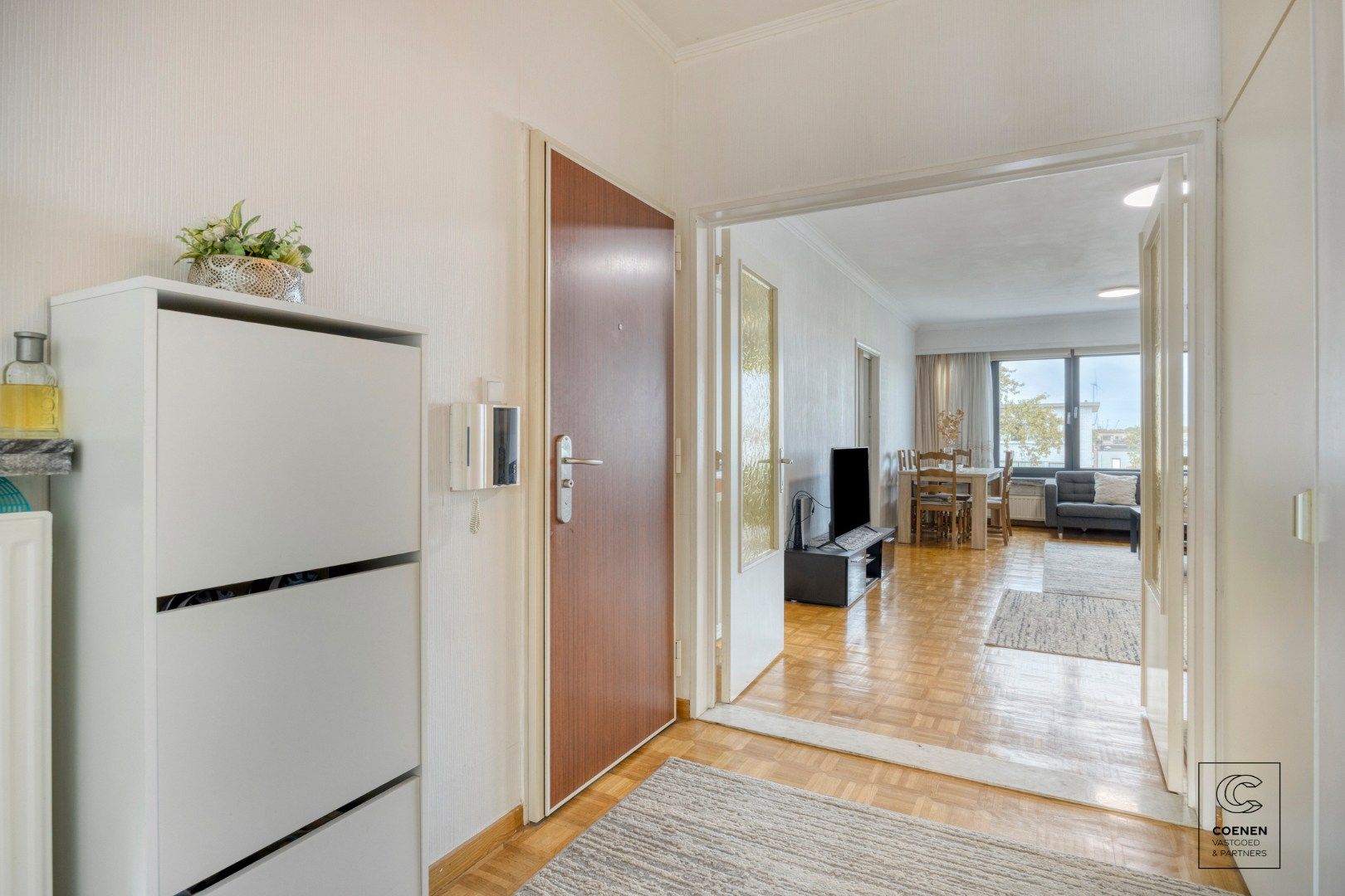 Ruim appartement van 104 m² met drie slaapkamers op centrale ligging te Merksem! foto 2