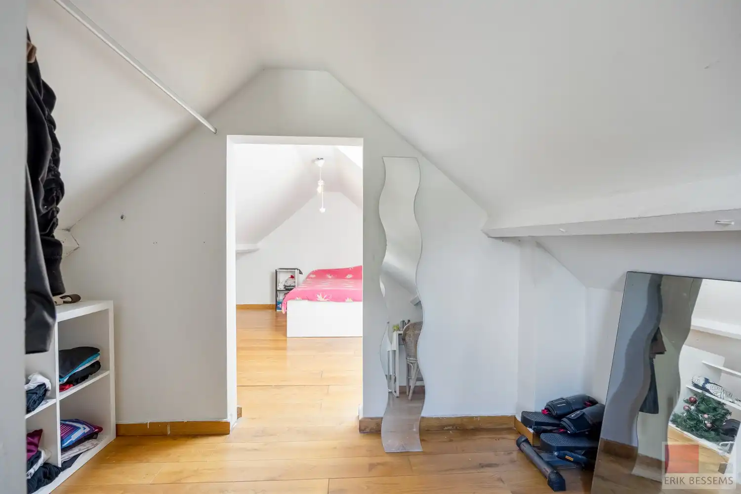 Op te frissen, vrijstaande woning met veel potentieel op royaal perceel van 1080 m², deze te moderniseren woning combineert een bewoonbare oppervlakte van 199 m² foto 22