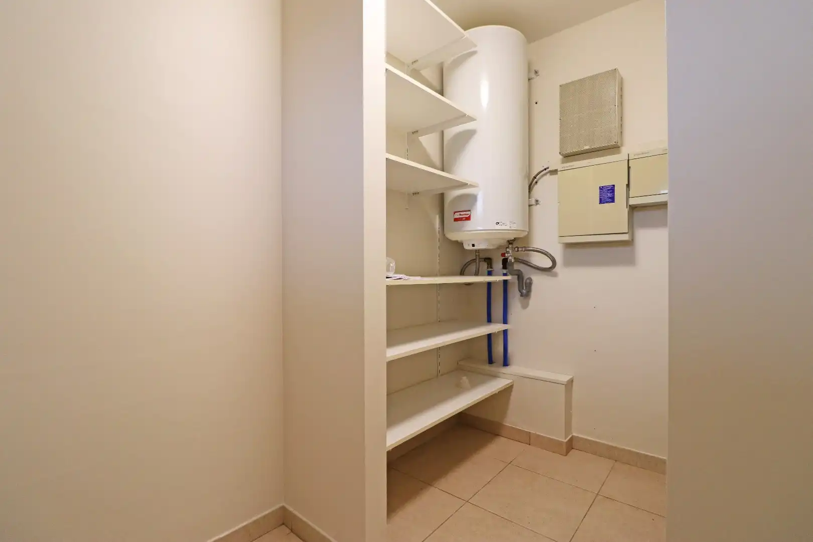 Gerenoveerd appartement met carport foto 7