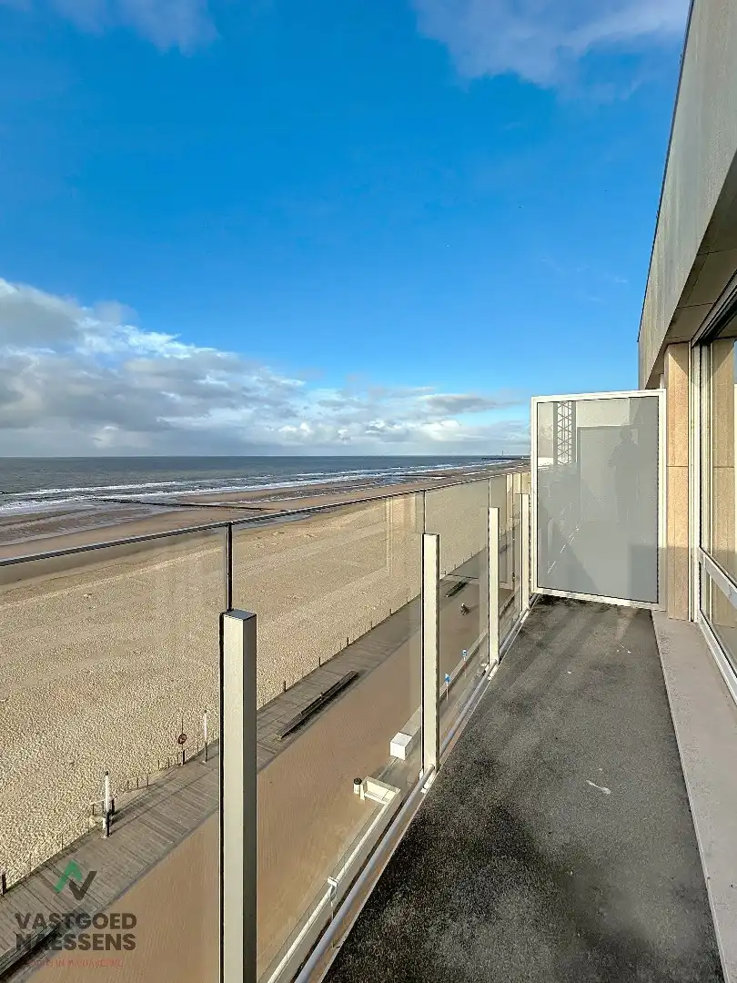 SCHITTEREND VERNIEUWD 2 SLPK APP MET TERRAS EN ZICHT OP ZEE foto {{pictureIndex}}