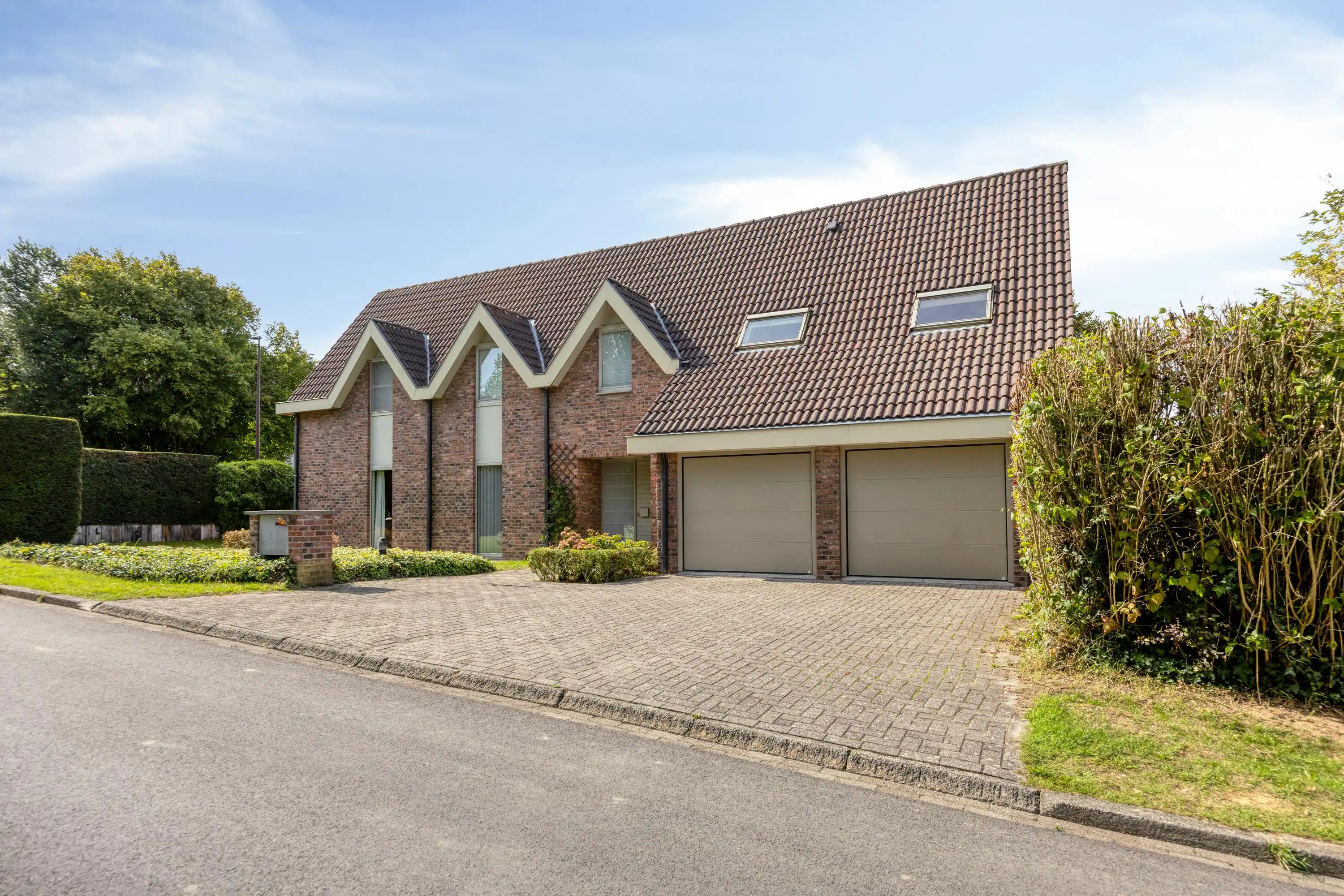 Ruime gezinswoning met praktijkruimte foto 2