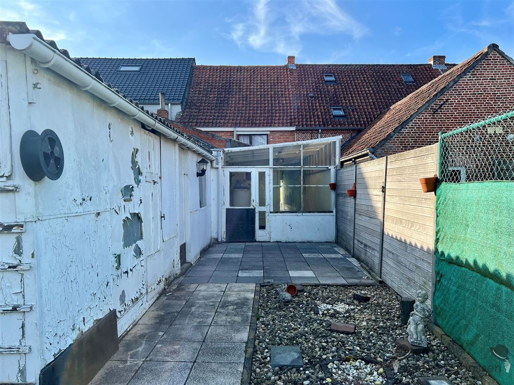 Te renoveren rijwoning met tuin foto 13