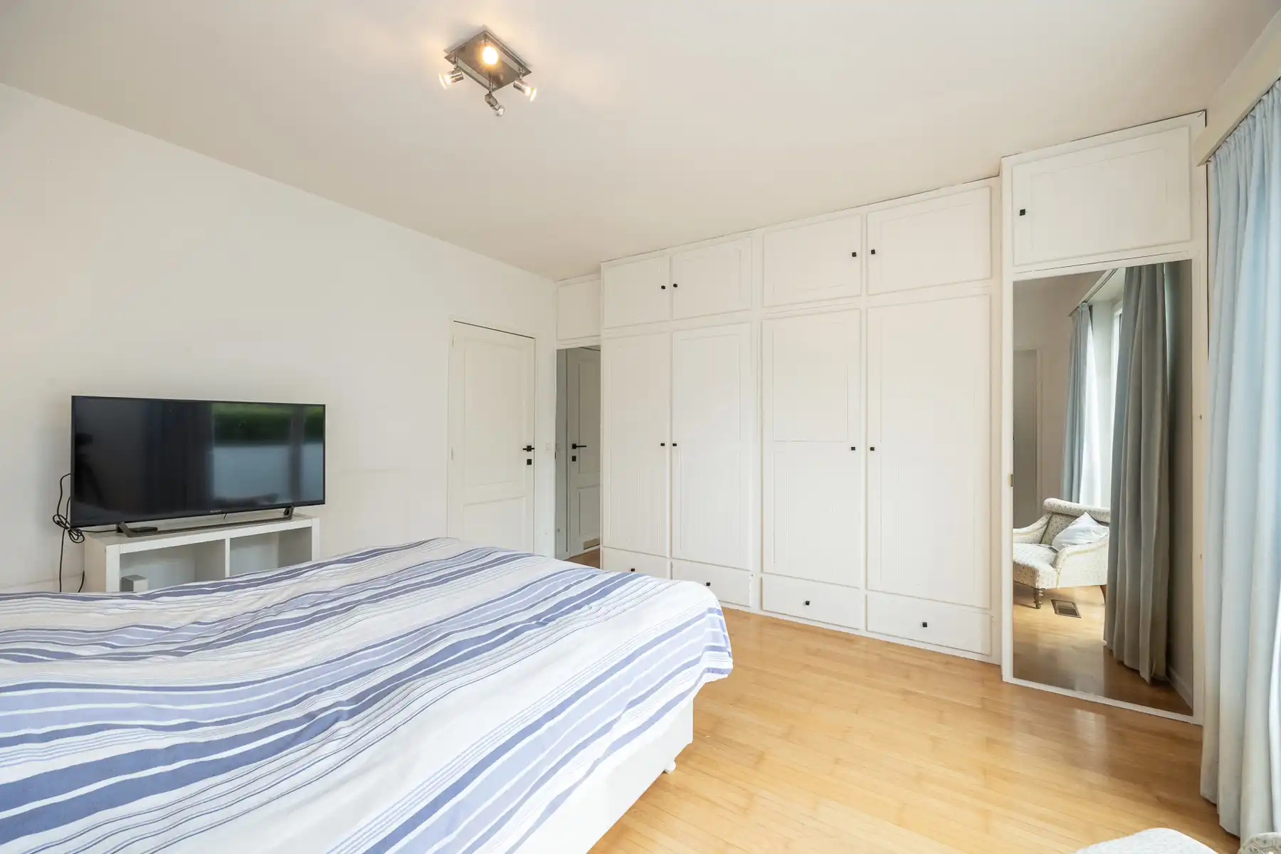 Split-level woning op ca. 1103 m² in een rustige woonwijk foto 13