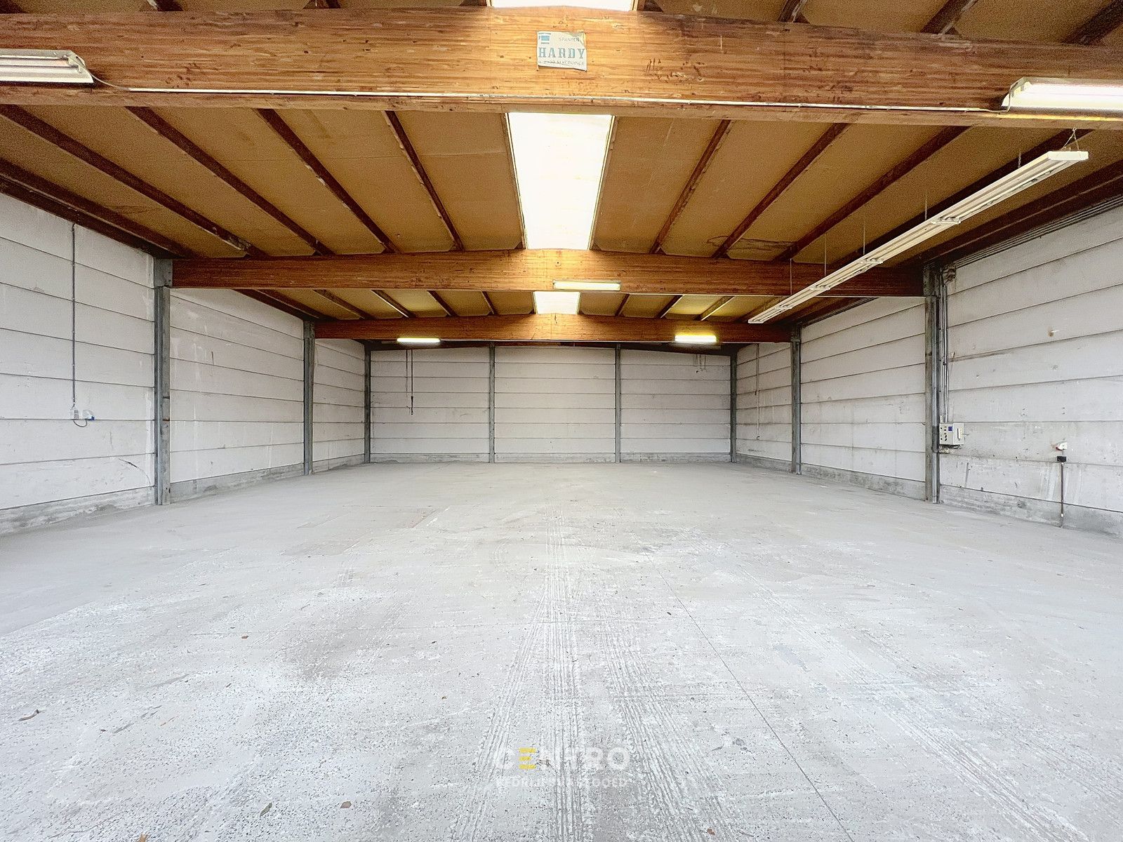 Goed gelegen MAGAZIJN (± 300m2) met parking TE HUUR nabij centrum Roeselare. foto 4