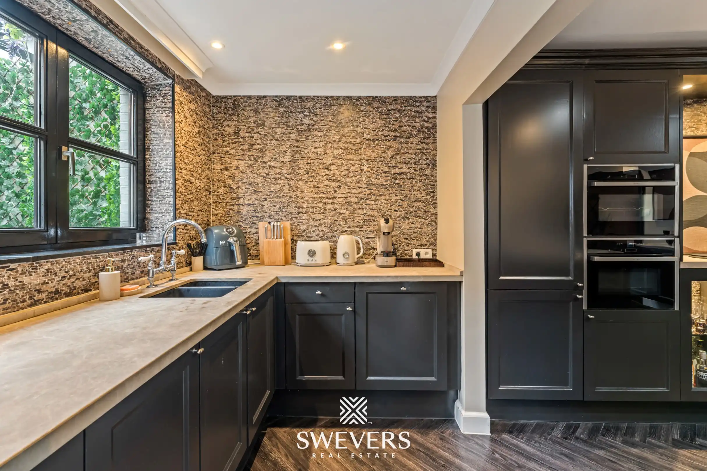 Exclusief gerenoveerde stadswoning met garage en drie terrassen in hartje Hasselt foto 15