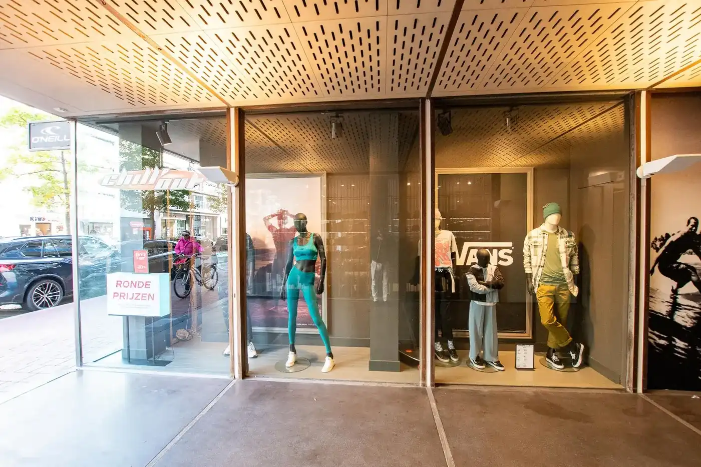 Uitzonderlijk ruim handelspand op een super commerciële ligging op de Lippenslaan foto 9