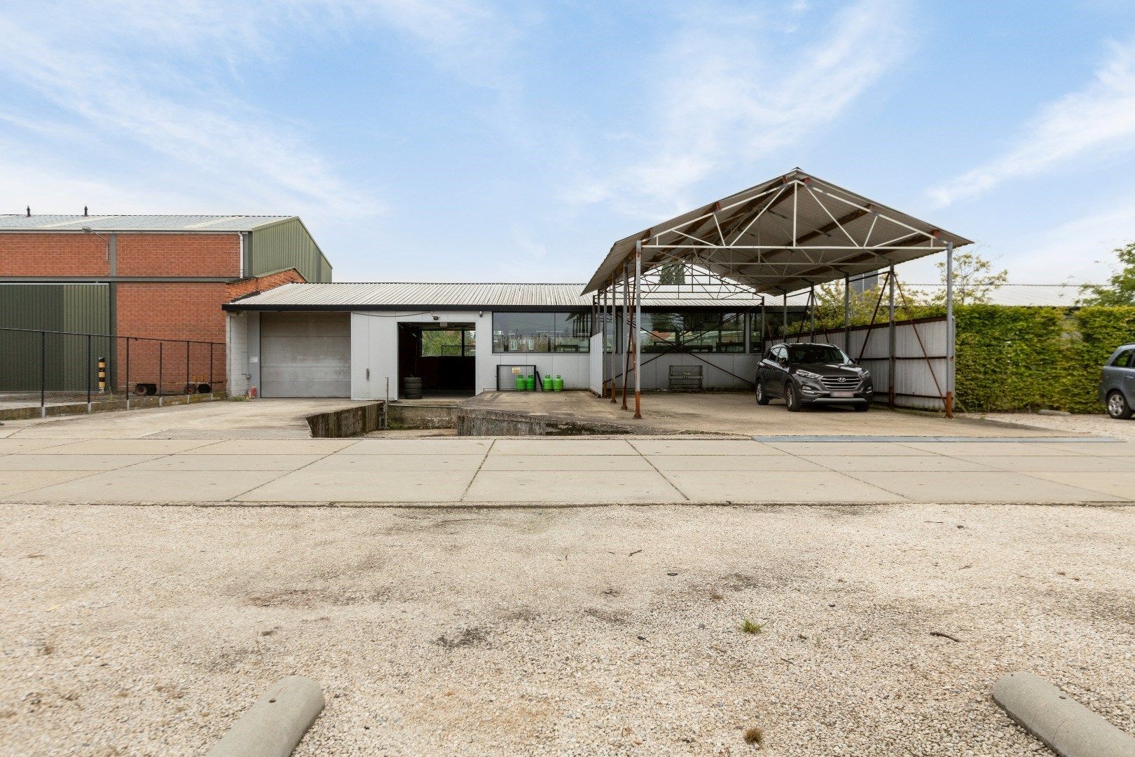 Bedrijfsgebouw met kantoren, magazijnen - groot 2100m²  foto 3