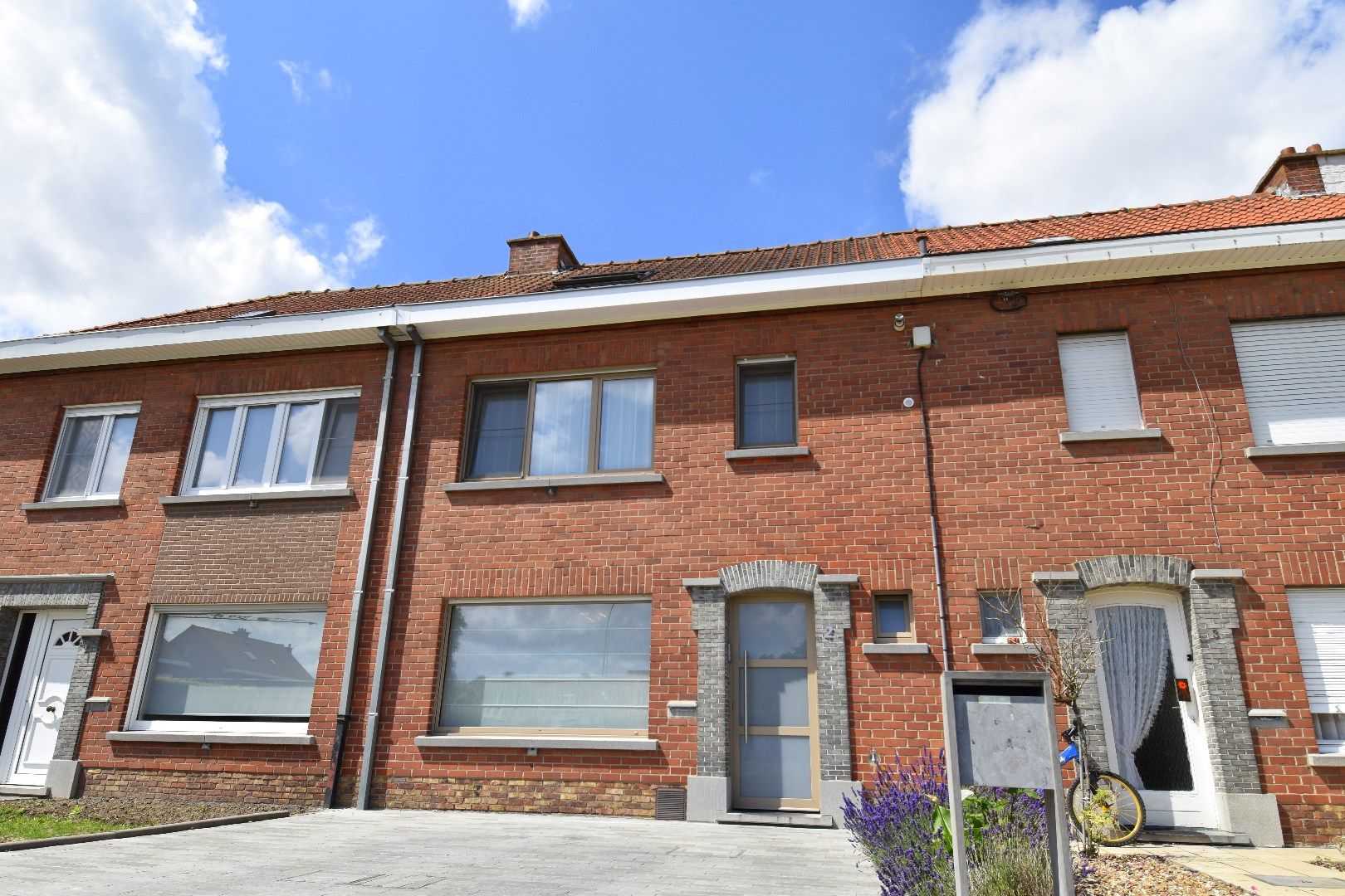 Vernieuwde rijwoning met 4 slaapkamers, tuin en garage te koop in Sint-Eloois-Winkel foto 18