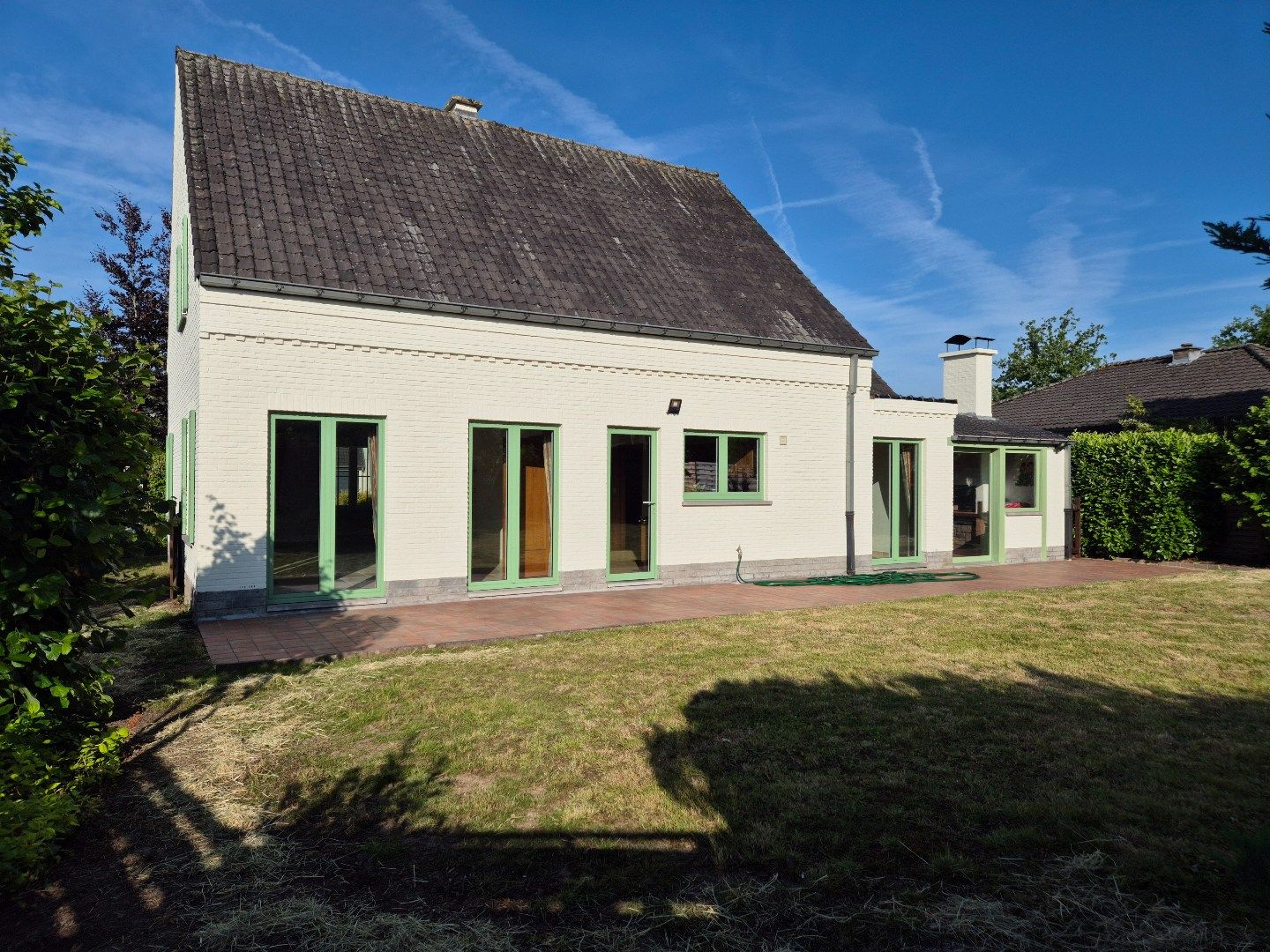 Ruime woning met drie slaapkamers, bureel en tuin. foto 3