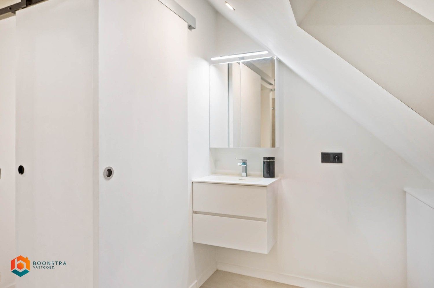 Rijwoning met  2 slpkrs en tuin foto 15