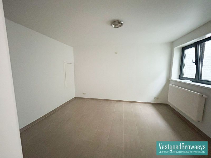 Instapklaar gelijkvloersappartement met terras en tuin foto 4