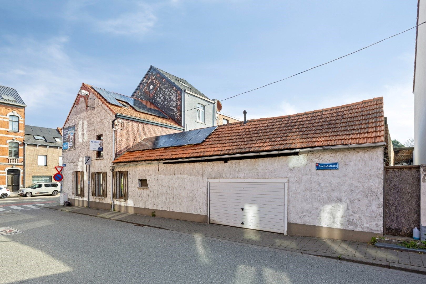 Halfopen hoekwoning met garage en dakterras op toplocatie in Kessel-Lo – renovatieproject met veel potentieel foto 2