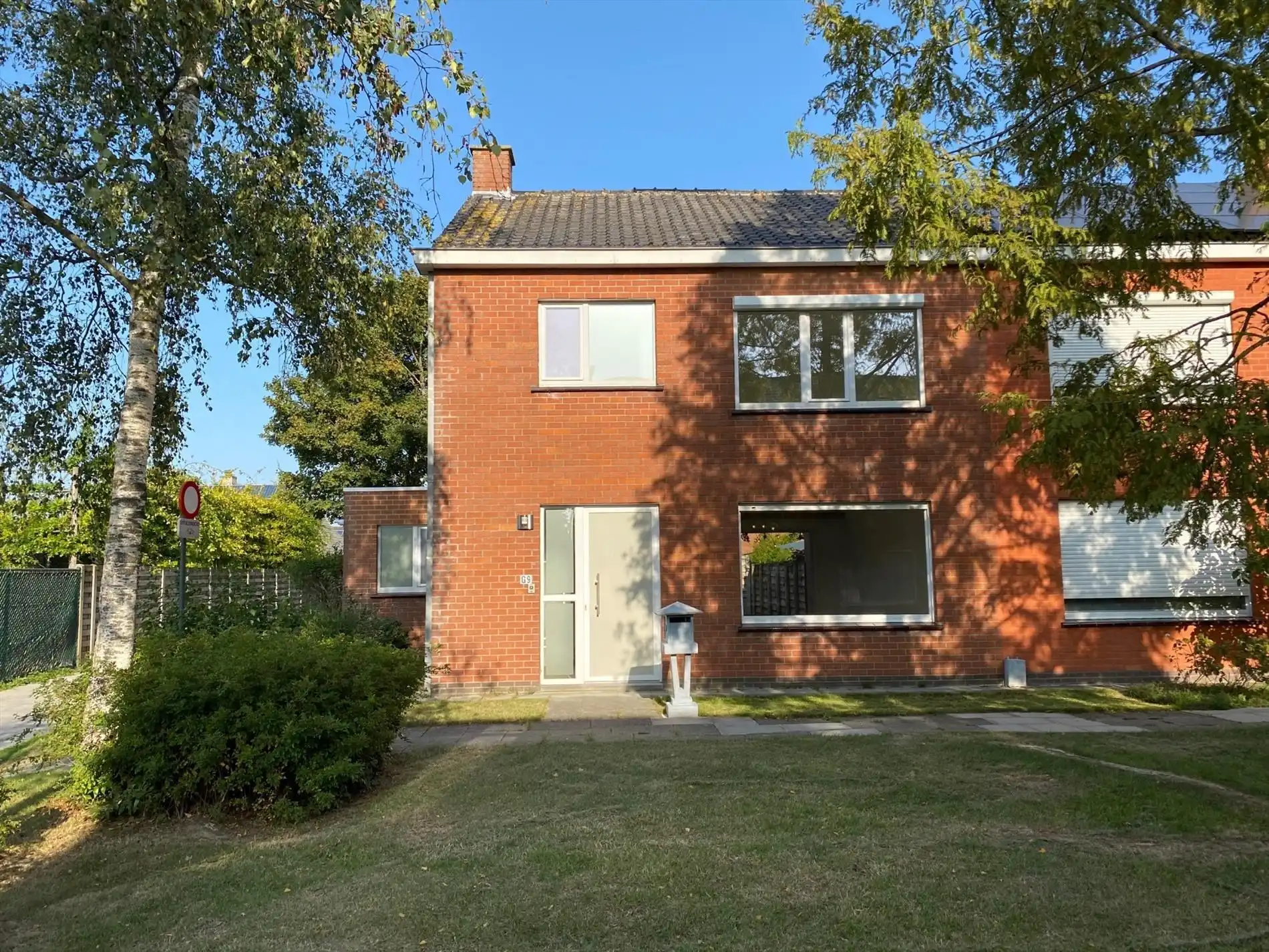 Woning met 3 slaapkamers en garage te Roeselare (Vrij: 1/09/2026) foto {{pictureIndex}}
