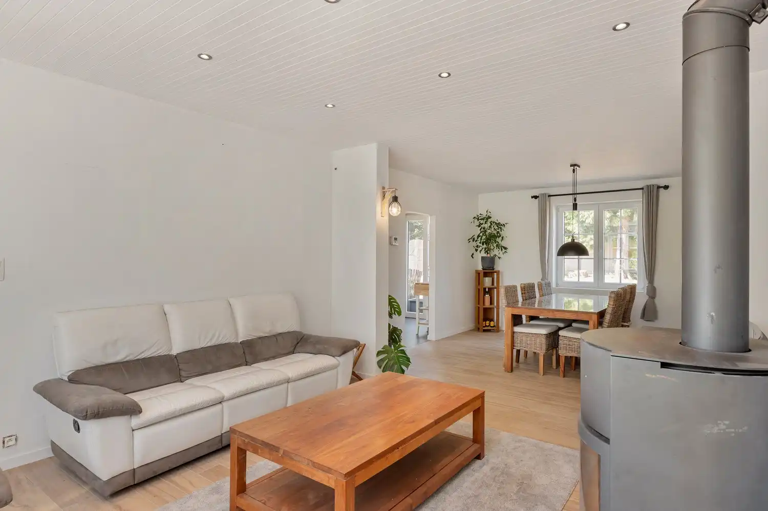 Grotendeels gerenoveerde gezinswoning op een ruim perceel van 1.084 m². foto 5