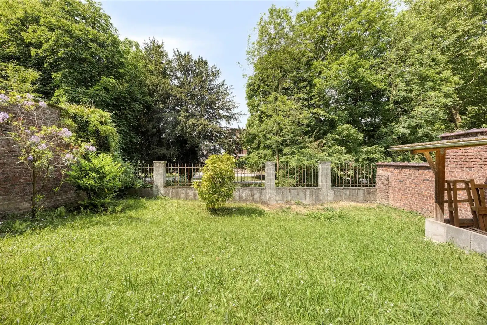 Ruime herenwoning met voormalige dokterspraktijk foto 44