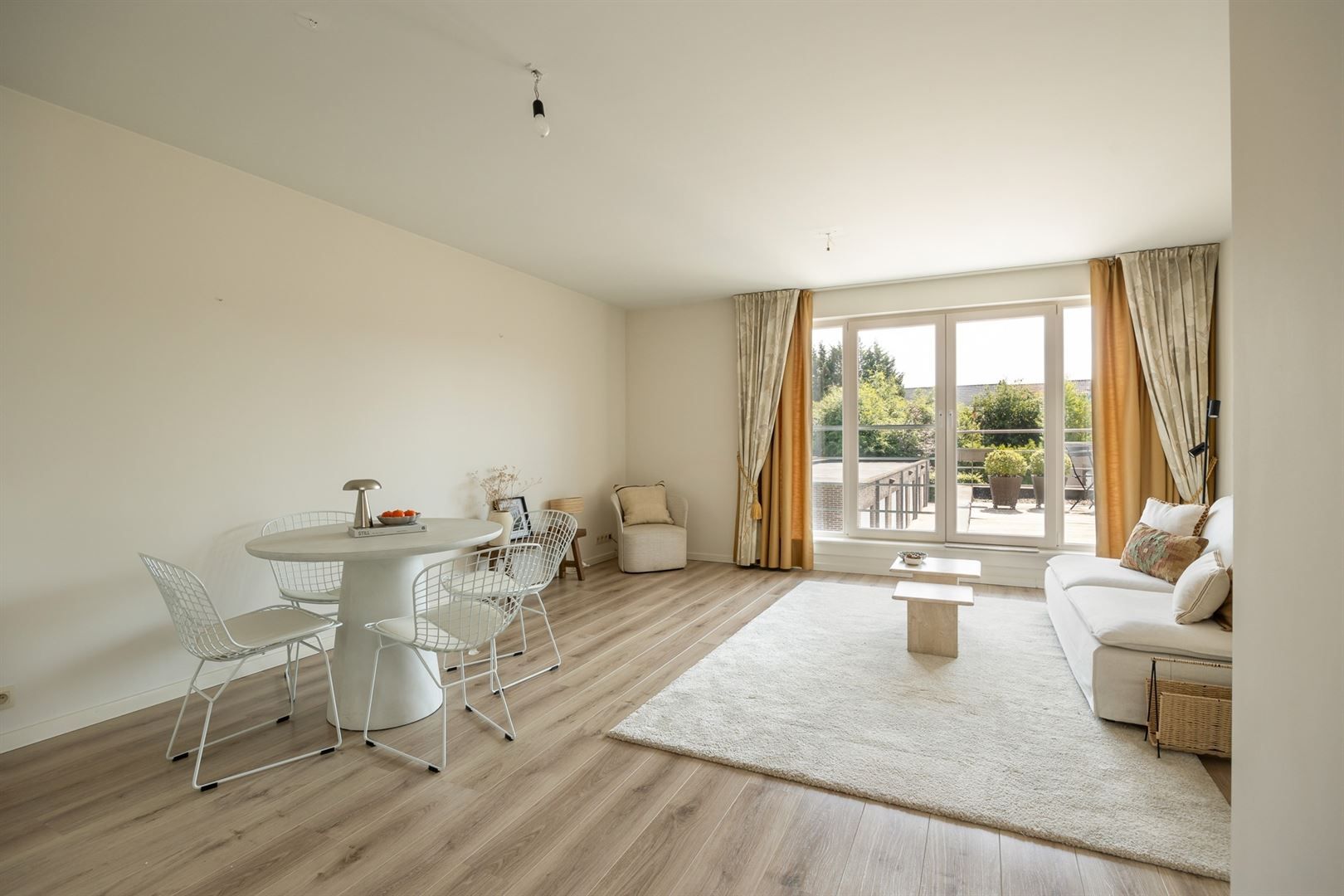 Instapklaar appartement met groot terras en autostaanplaats foto {{pictureIndex}}