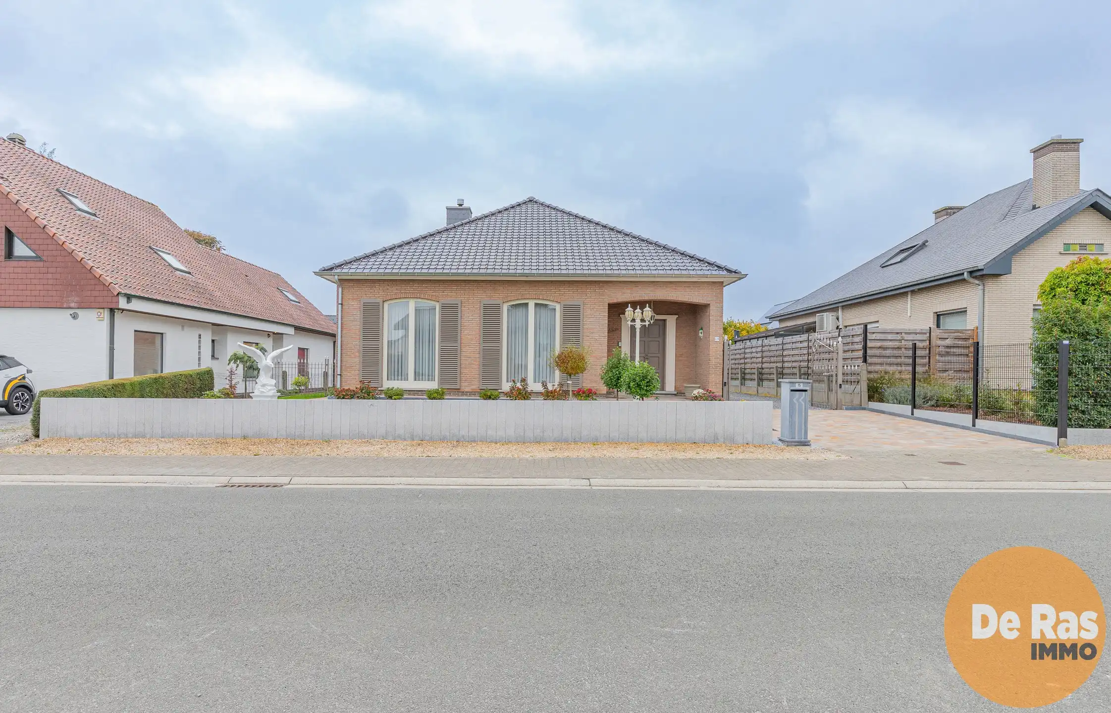 HILLEGEM - Mooie bungalow in rustige woonwijk op toplocatie foto {{pictureIndex}}