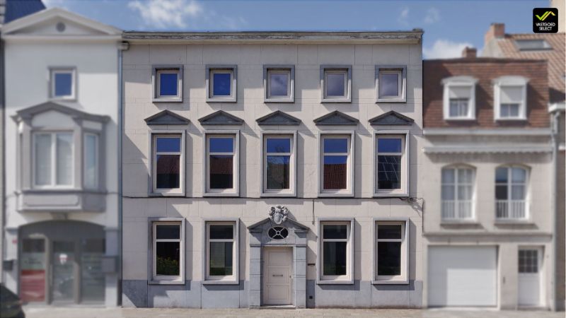 Statige herenwoning met bijgebouw, garage­mogelijkheden en patio in centrum Eeklo foto {{pictureIndex}}
