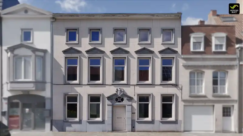 Statige herenwoning met bijgebouw, garage­mogelijkheden en patio in centrum Eeklo foto {{pictureIndex}}