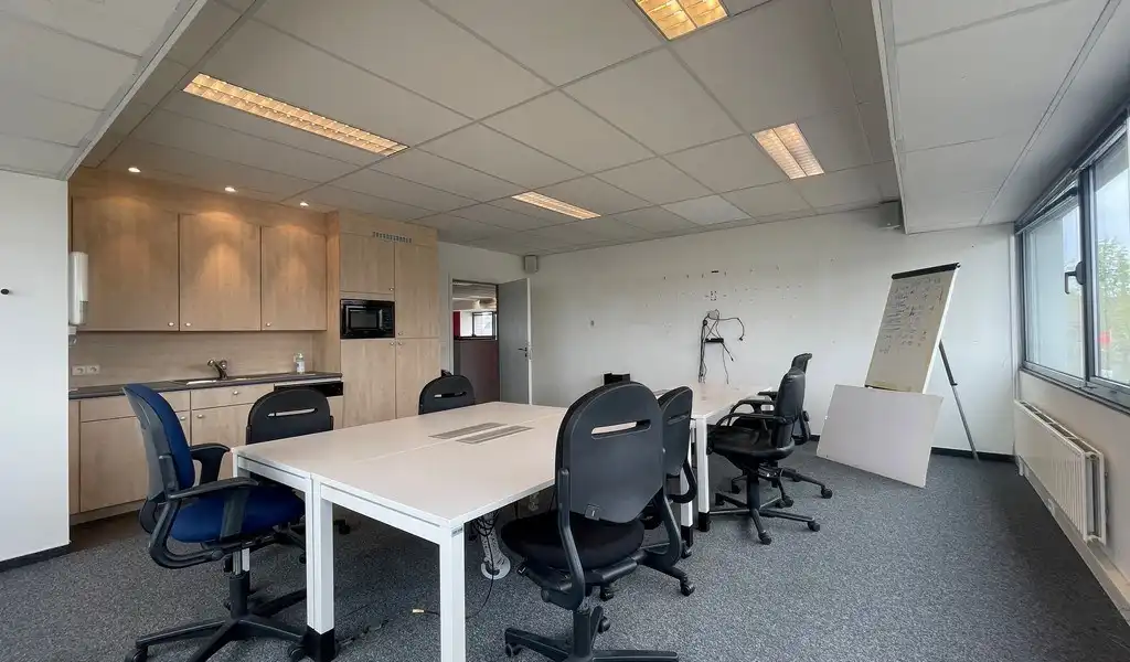 Ingedeelde kantoorruimte met parking te huur in Aartselaar foto 6