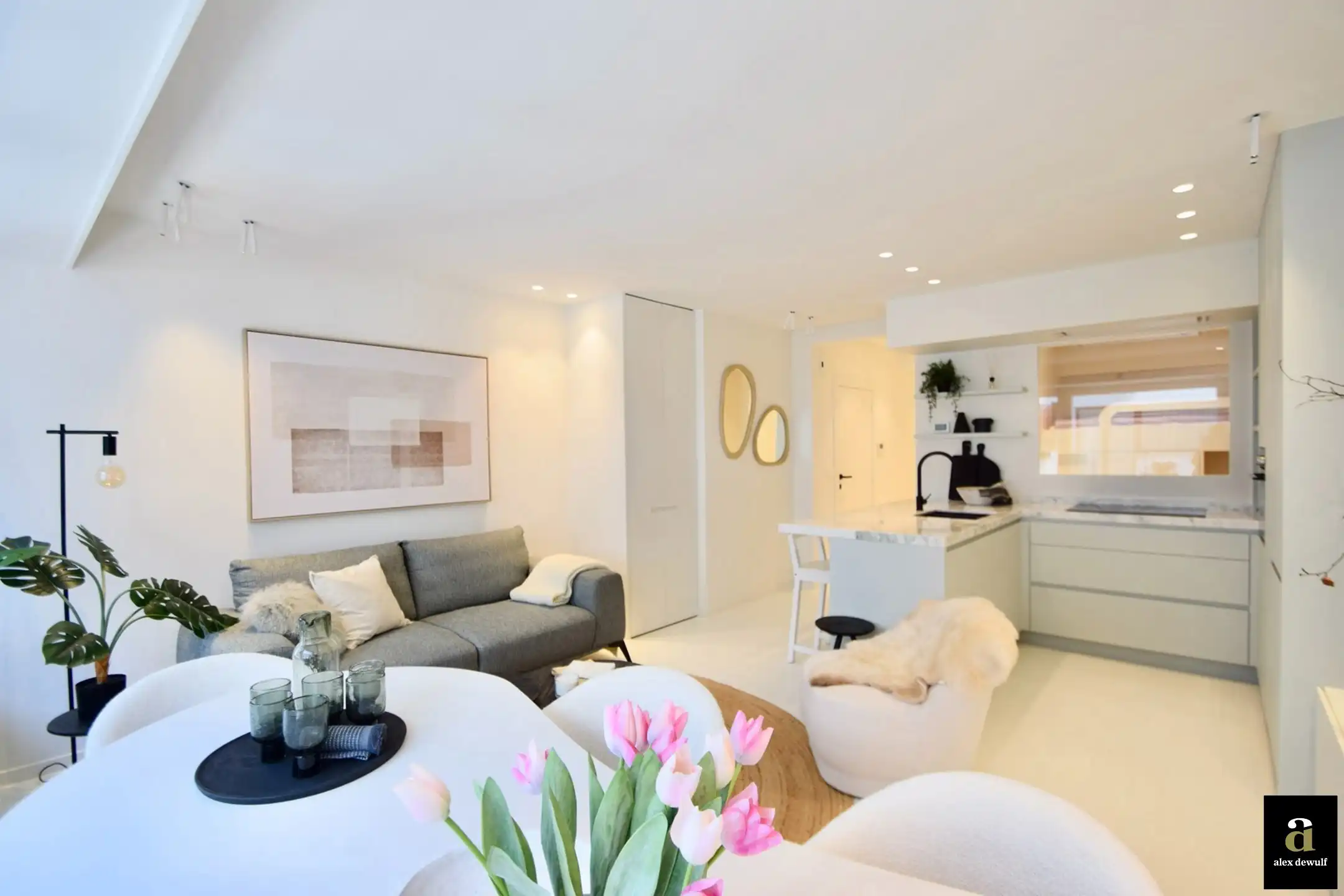 Lichtrijk gerenoveerd appartement nabij de winkels, het strand en de zee. foto 3