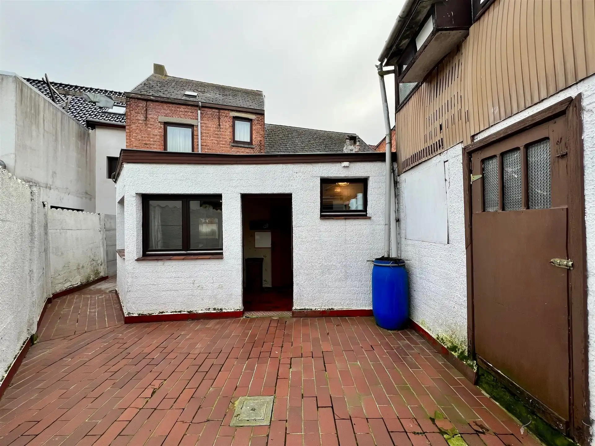 Te renoveren rijwoning met authentieke gevel foto 17