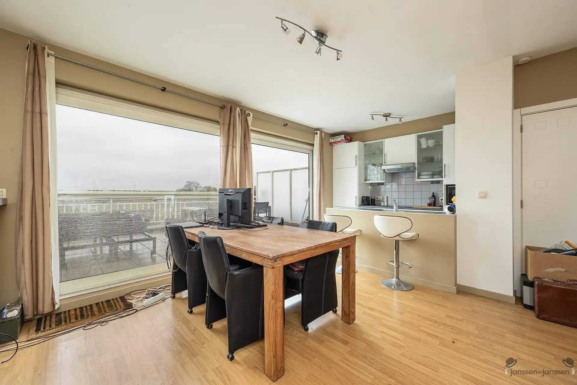 Appartement met uitzonderlijk ruim terras (36 m²) en garagebox te Hoevenen foto 3