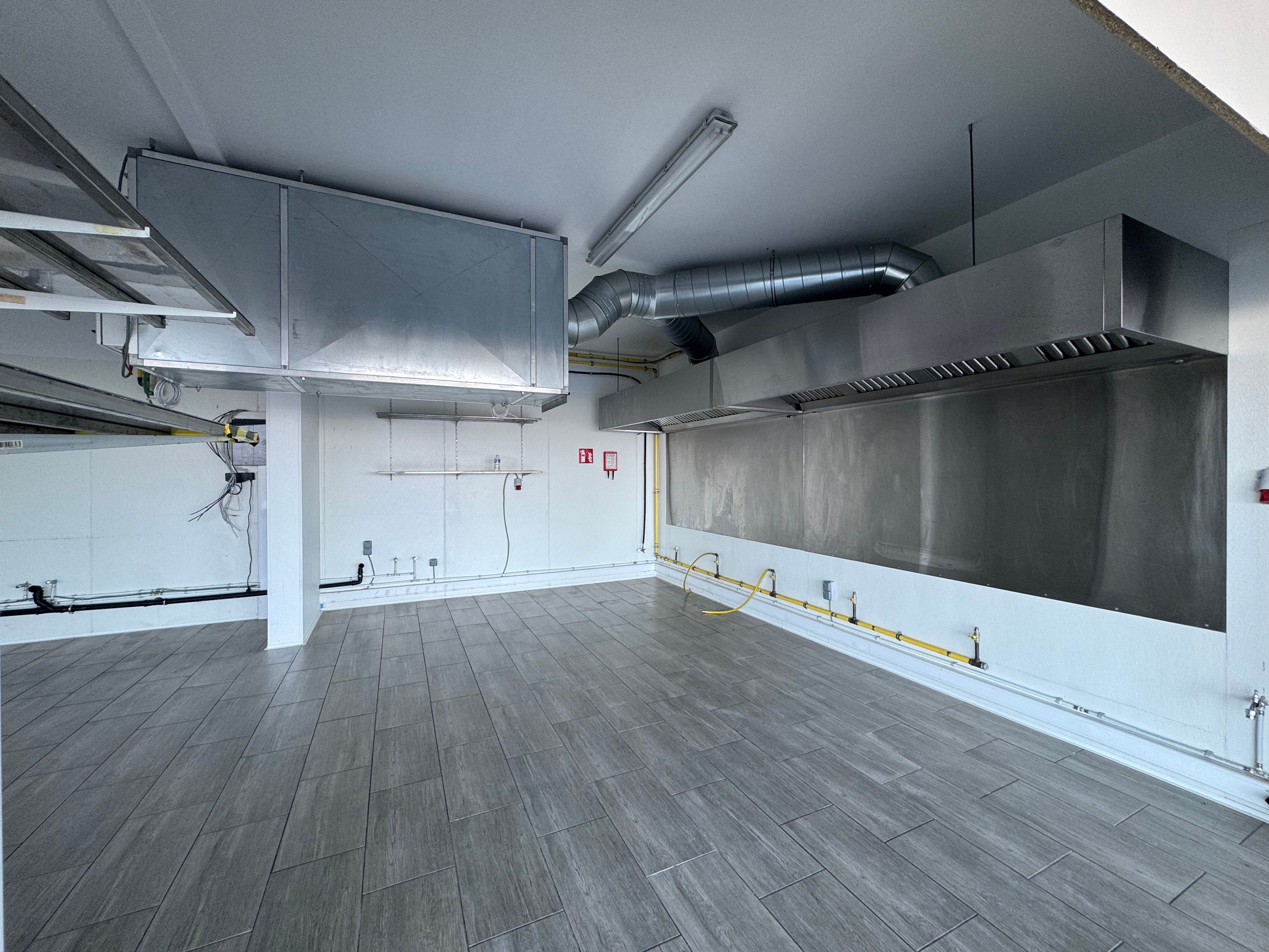 Handelsgelijkvloers 385m² Zeedijk foto 10