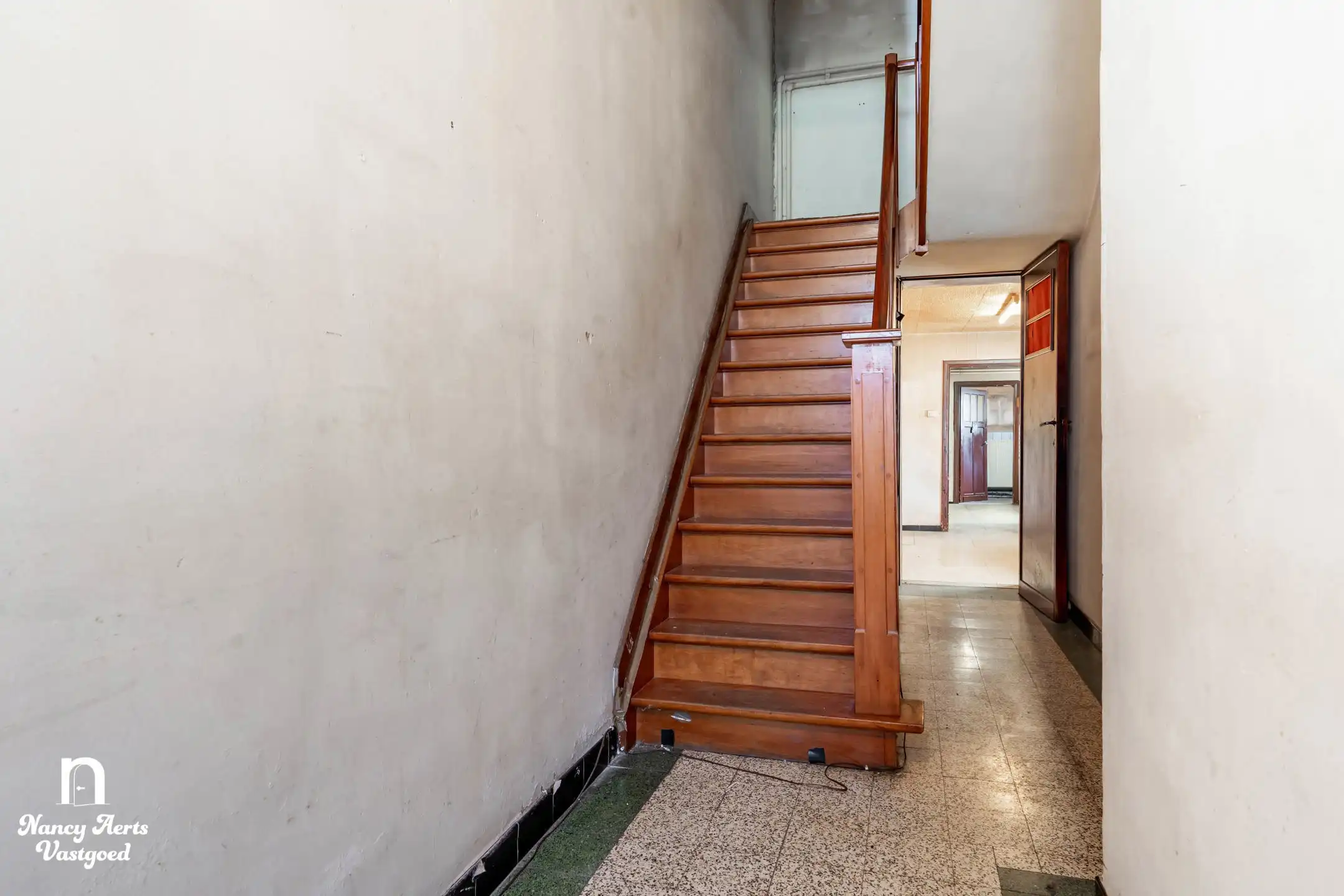 Karaktervolle renovatiewoning met tuin veel potentieel foto 2